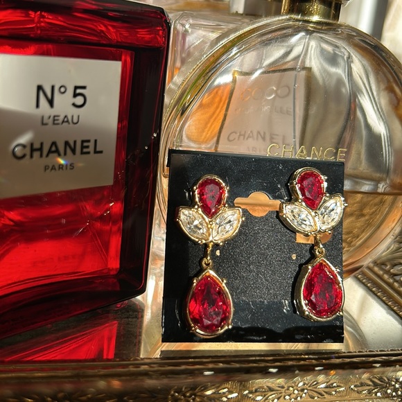 RUBY RED FANCY PEAR DROPS! SIGNED SWAROVSKI CRYSTAL GOLD DANGLE EARRINGS - Picture 12 of 12